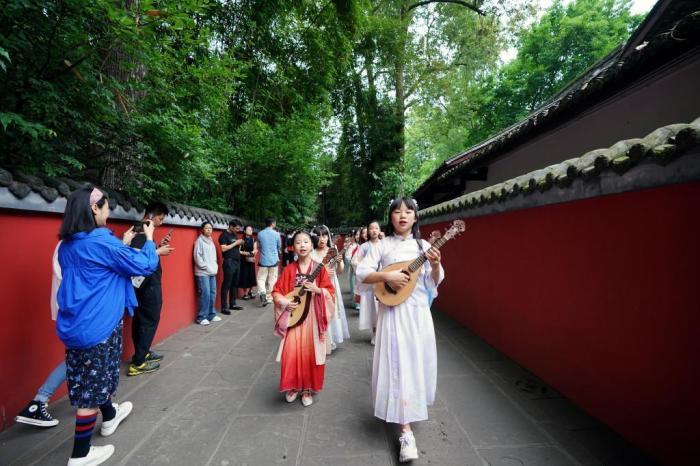 小朋友杜甫草堂博物馆里过“六一”