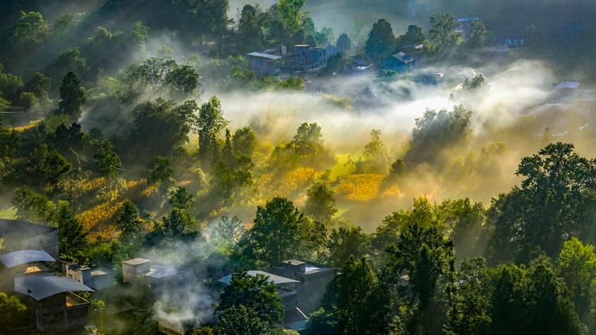重庆酉阳日出乡村缥缈如画