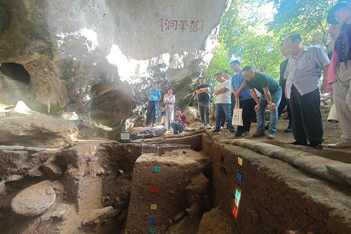 三亚落笔洞遗址新发现一处旧石器时代墓葬