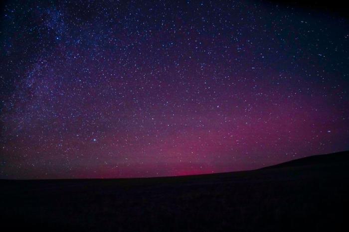 极光、银河、流星共舞草原夜空	