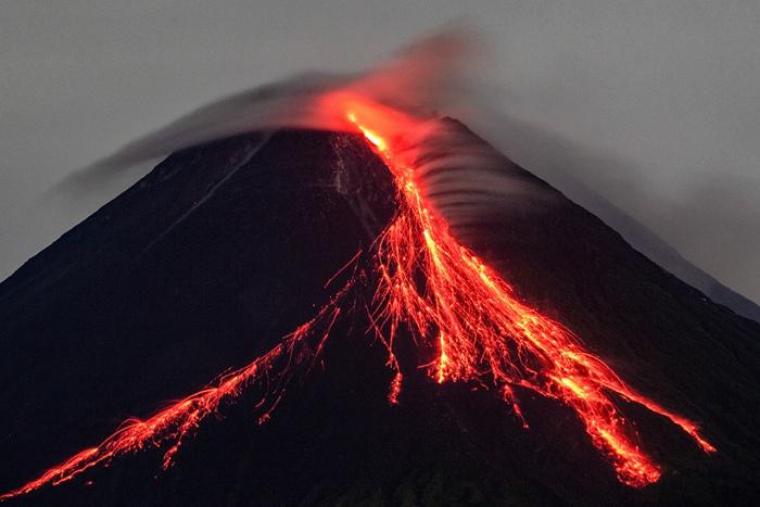 印度尼西亚默拉皮火山喷发 熔岩喷涌流淌