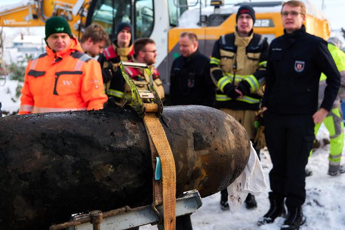一枚二战遗留炸弹在德国韦德尔被拆除