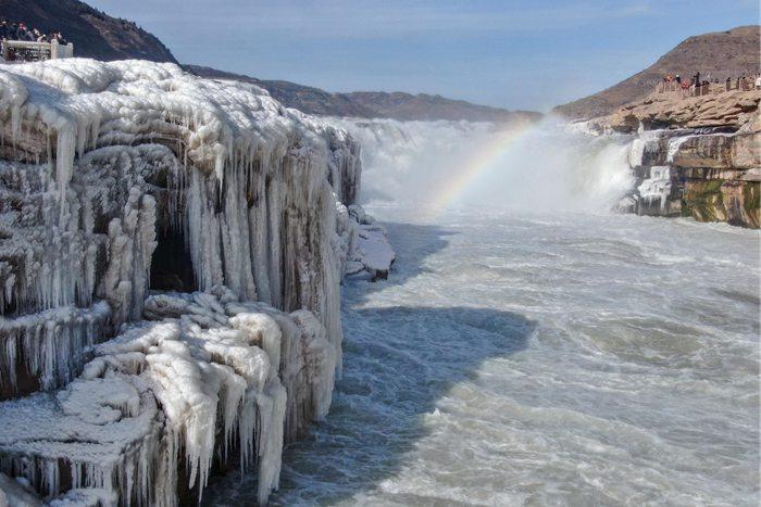 山西吉县：黄河壶口瀑布现流凌封河景观