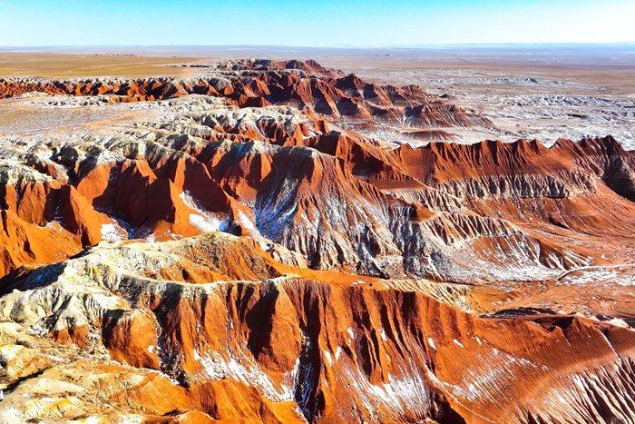 内蒙古乌兰察布：红崖台地色彩浓烈景色壮美