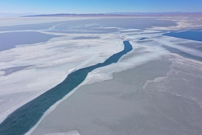冰封青海湖显高原冬韵