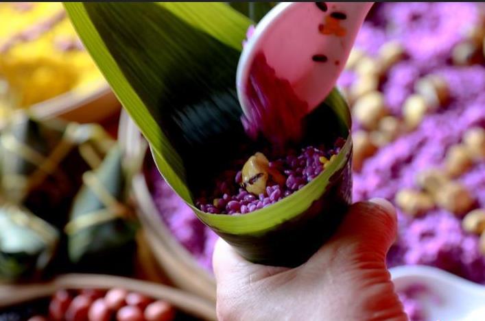 五色粽子你吃过吗？广西壮族民众赶制特色粽子迎端午