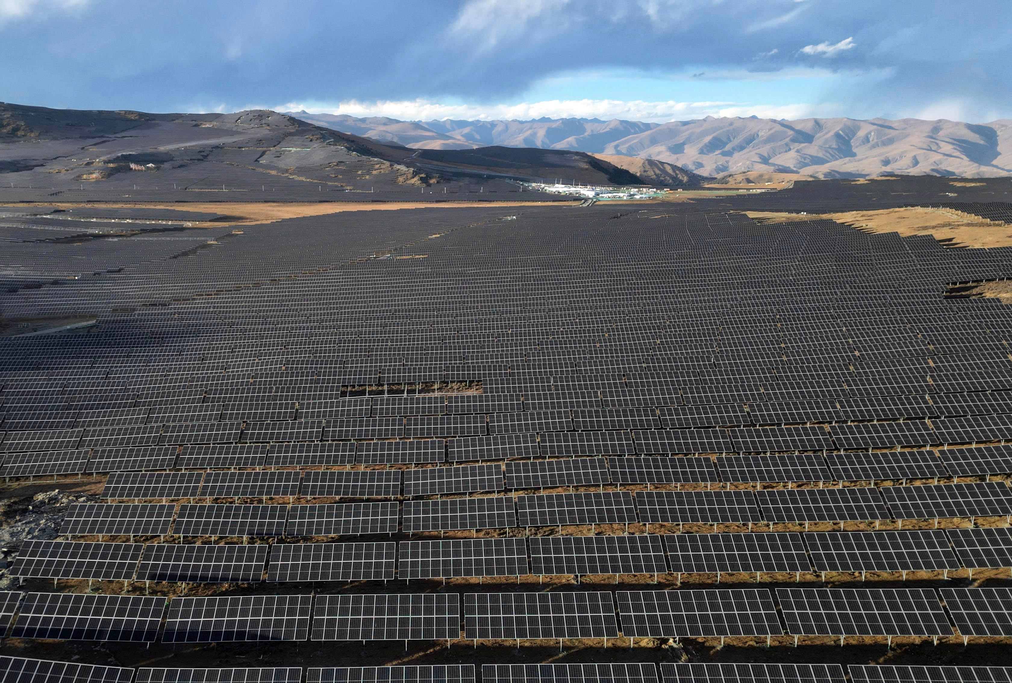 航拍四川道孚建设中的亚日光伏电站
