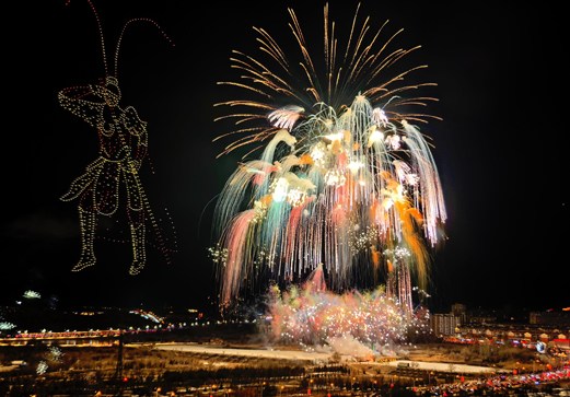 当无人机遇上烟花 阿拉善夜空开启“梦幻魔法”