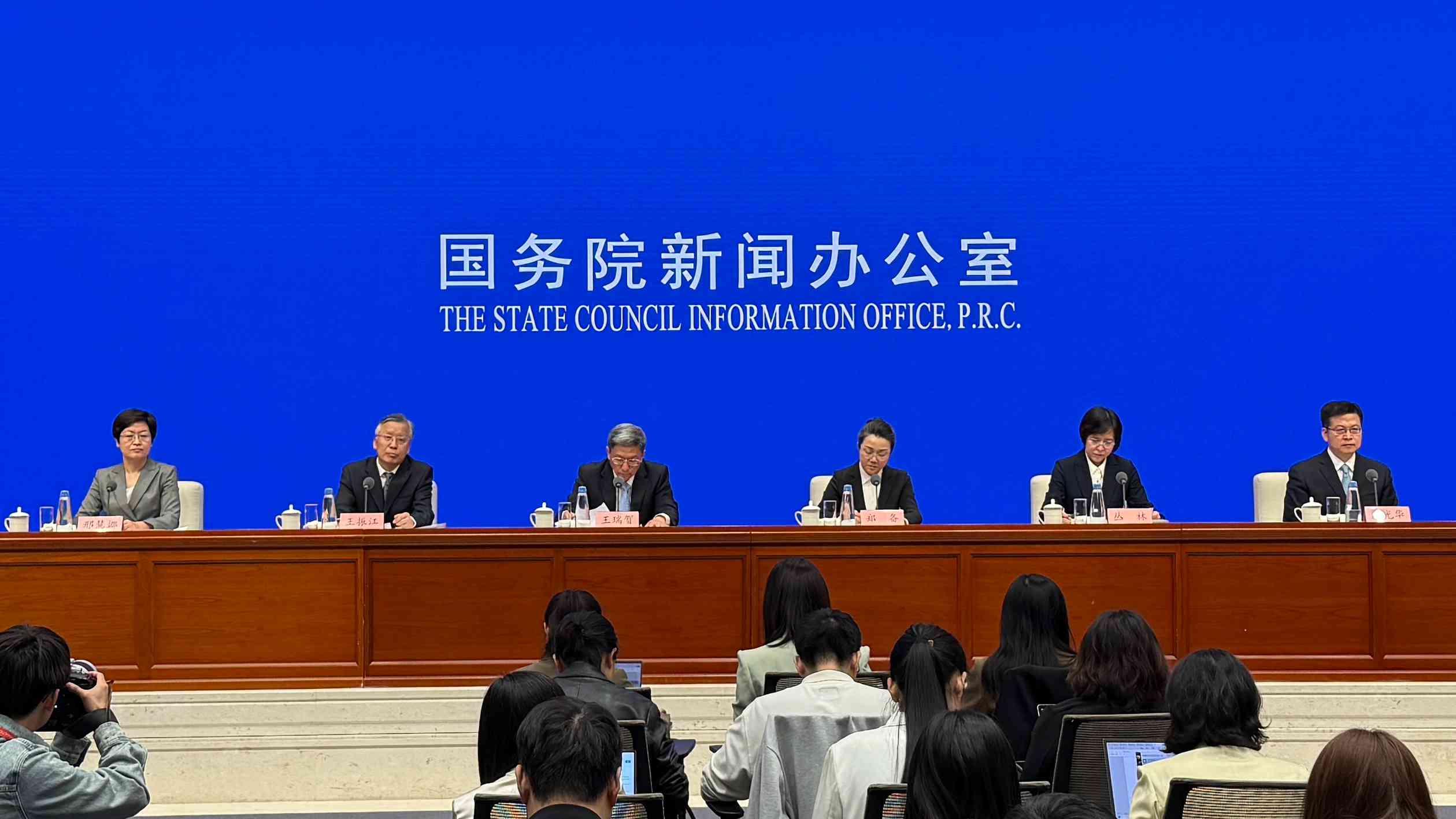 国新办举行新闻发布会 介绍《中华人民共和国民营经济促进法》有关情况 