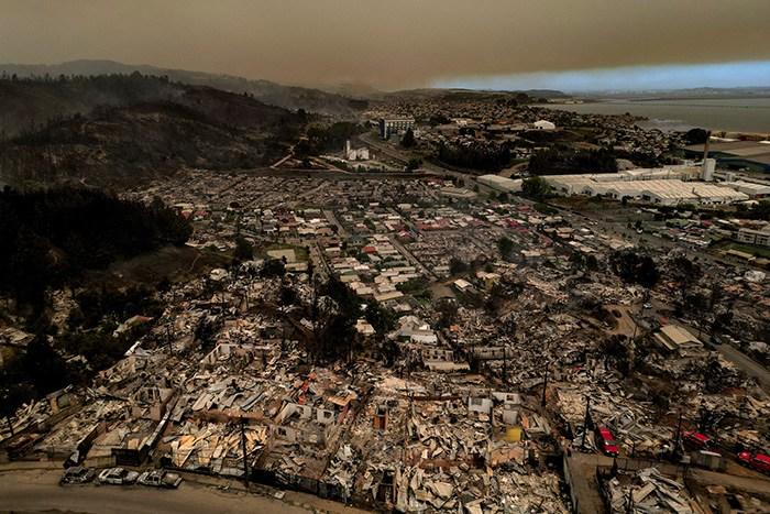 智利发生森林火灾 房屋车辆被毁残骸遍地